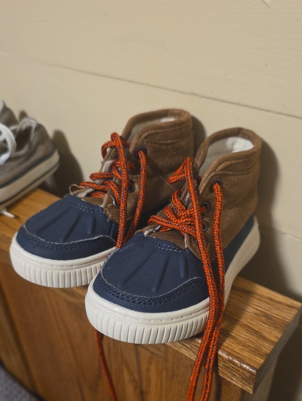 OshKosh B'gosh Navy and Brown Kids High-Top Sneakers with Orange Laces